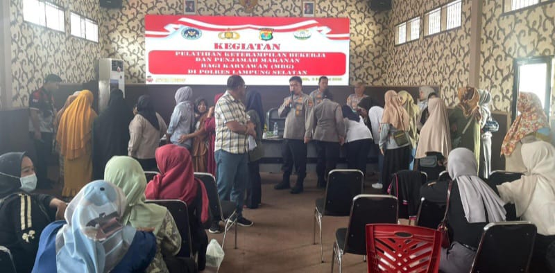 Jaga Kualitas, SDM dan Utamakan Kebersihan, Kapolres Lampung Selatan Latih Karyawan SPPG