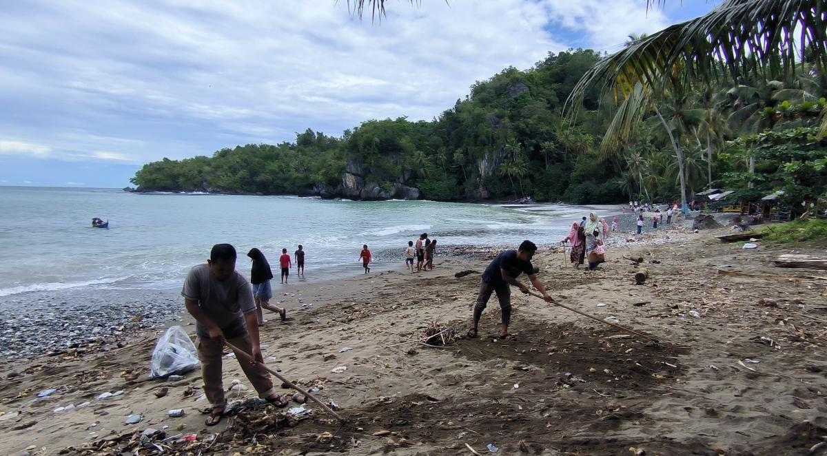 Pemuda Lhok Aman Aceh Selatan Bersatu Padu  Bersih Pantai dari Material Sampah