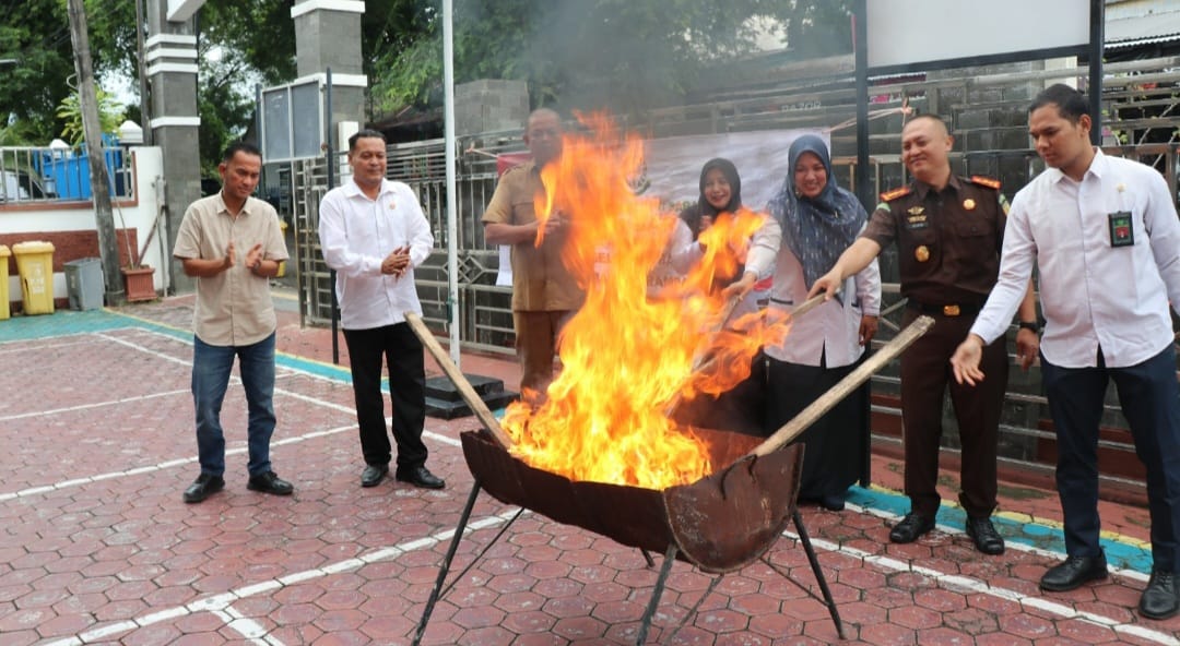 Kejari Sabang Blender Sabu dan Martilkan 8 Hp, BB lain Dibakar Jadi Abu