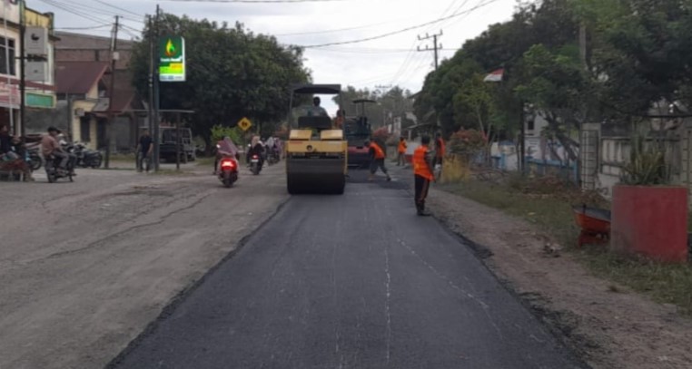 Diharap cepat selesai,  Pekerjaan Ruas Jalan Nasional di Kuta Buloh Meukek Diaspal Siang malam