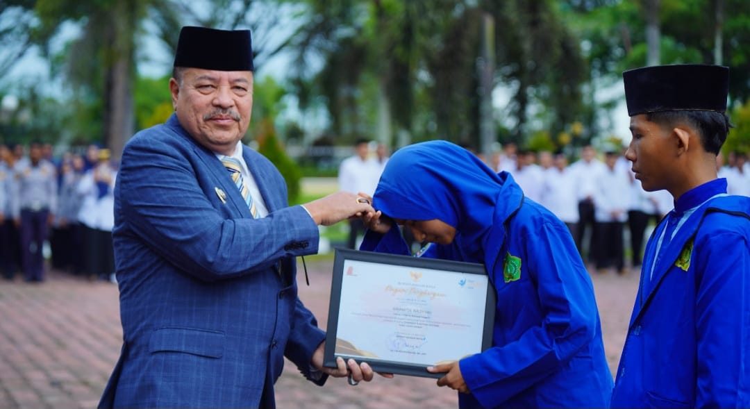 Pimpin Upacara Hardiknas 2026, Bupati TRK Serahkan Penghargaan bagi Siswa Berprestasi