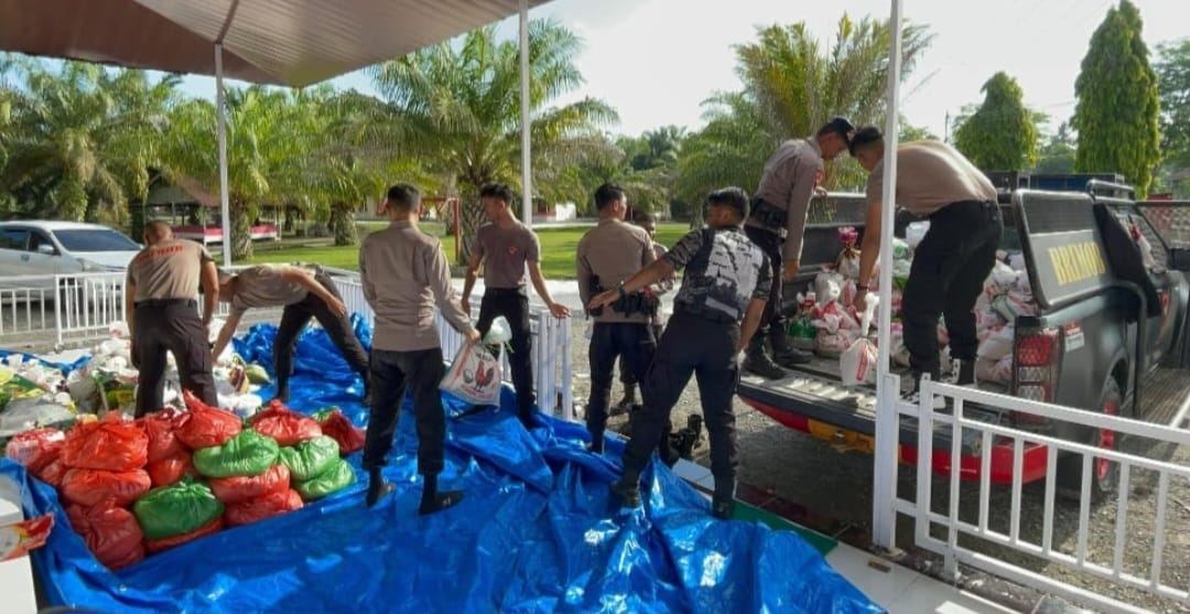 Pacu Kepedulian, Brimob Batalyon C Pelopor Salur Zakat Fitrah kepada Warga Nagan Raya