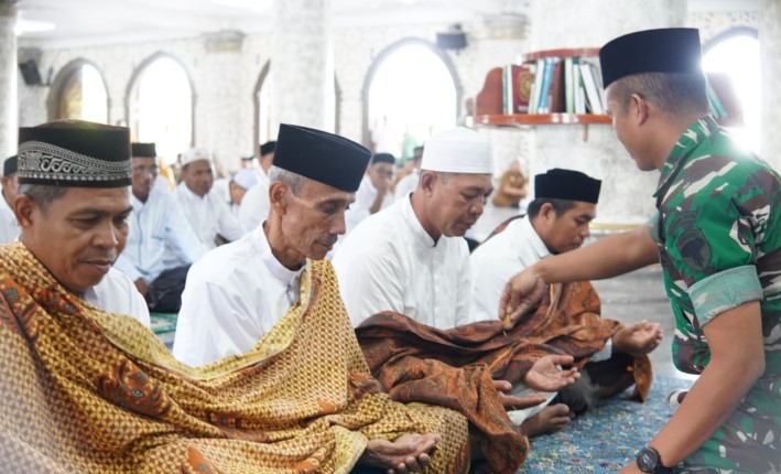 91 dari 129 JCH Aceh Singkil dipeusijuek Bupati dan Wabup, serahkan Bungong Jaroe Rp.19,5 juta