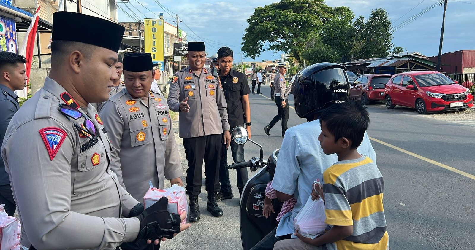 Polres Abdya Bagi Takjil Gratis Sembari Ingatkan Untuk Tertib Lalin
