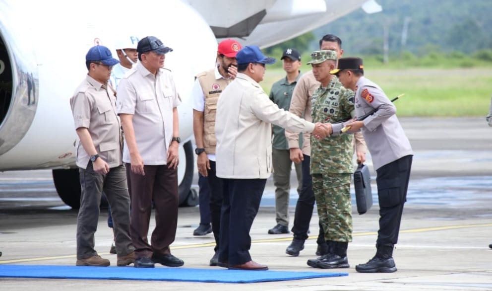 Presiden dan Kapolri Bersama Menteri Tinjau Lokasi Banjir dan Pemasangan Jembatan Bailey di Bireuen