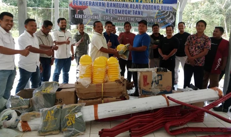 Tingkatkan Produktivitas Petani Sawit di Aceh Singkil, PT Socfindo Beri Pelatihan dan Salur Peralatan Panen