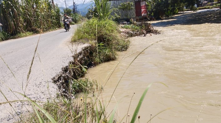 Ruas Jalan Tergerus, Akses Vital Menuju Pusat Perbelanjaan di Kutacane Terancam Putus