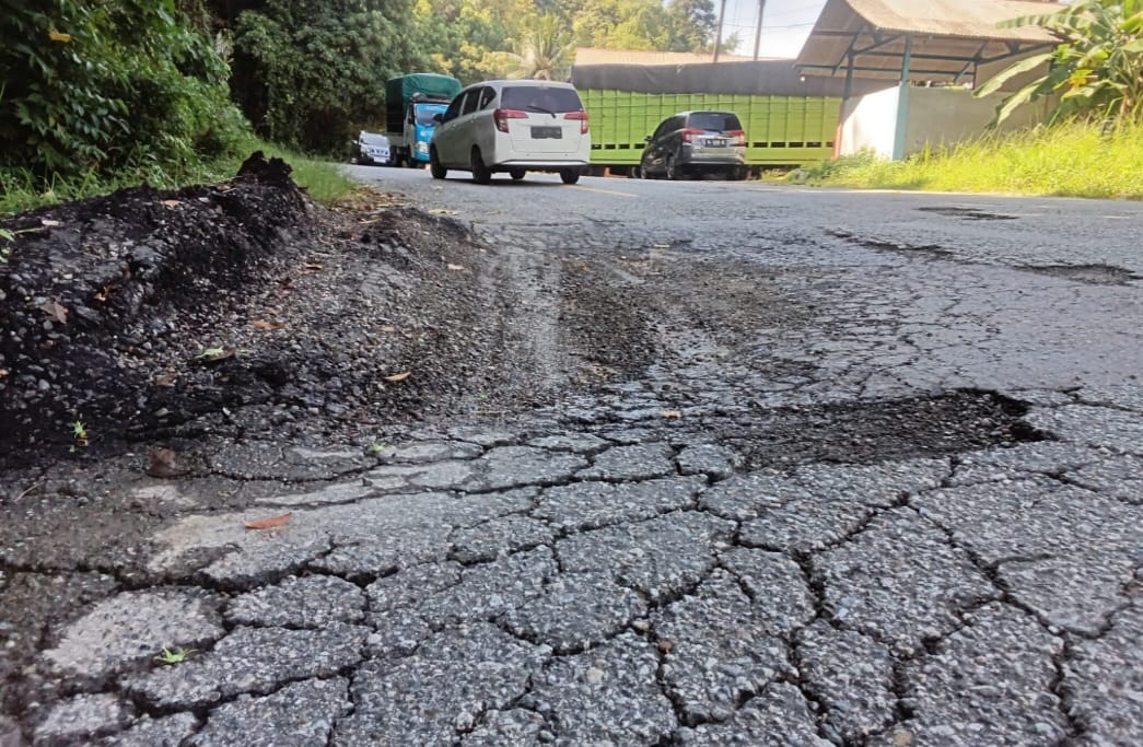Tambal Sulam Buruk, Ruas jalan Berlubang dan Bergundukan di Air Dingin Aceh Selatan, Kerap Jatuh Korban dan Picu Maut
