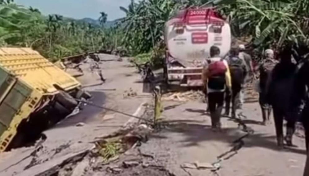 Jalan Lintas Bireuen-Bener Meriah yang Luluh Lantak Diterjang Banjir, 22 Orang Meninggal Dunia