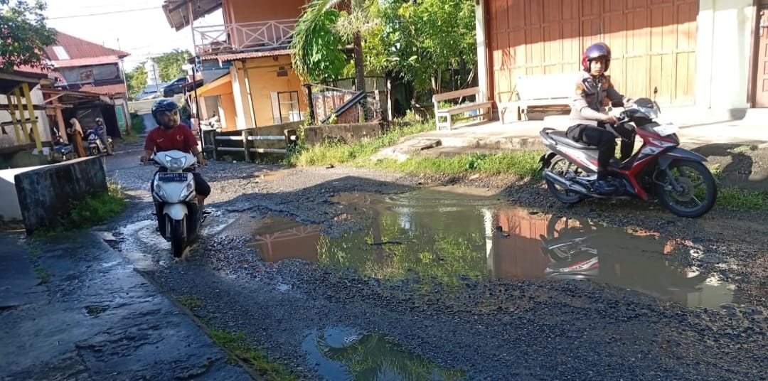 Puluhan Tahun Tidak Tersentuh Perbaikan, Ruas Jalan Menuju SMKN I Tapaktuan Kupak-Kapik