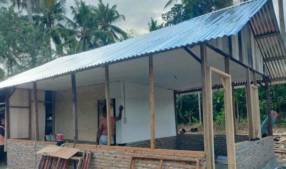 Merasa Iba Melihat Kondisi Tempat Tinggal Warga, TMMD Aceh Tenggara Rehab Rumah Nenek Lansia