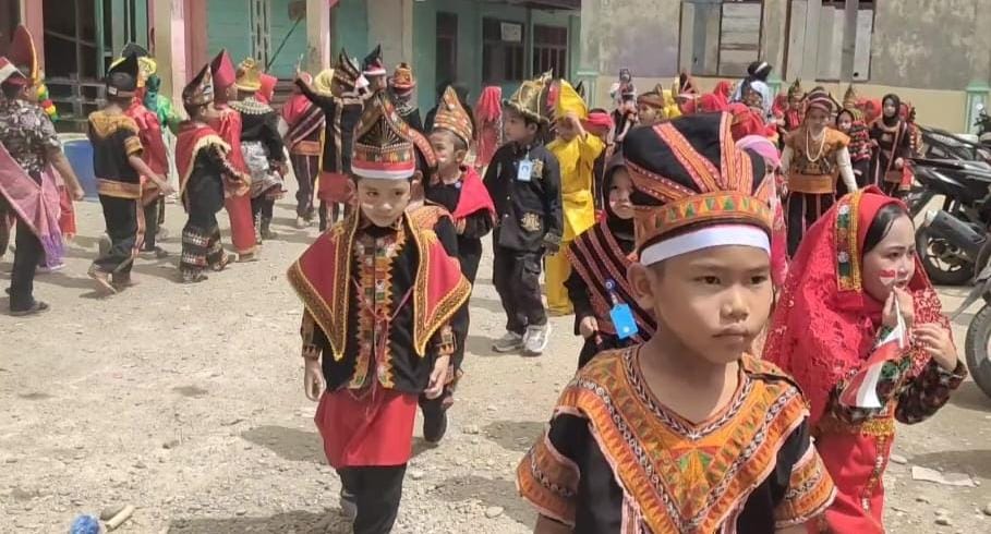Karnaval HUT ke 80 RI, Santri Ponpes Raudhatul Hasanah Aceh Tenggara Suguhkan Beragam Pakaian Adat