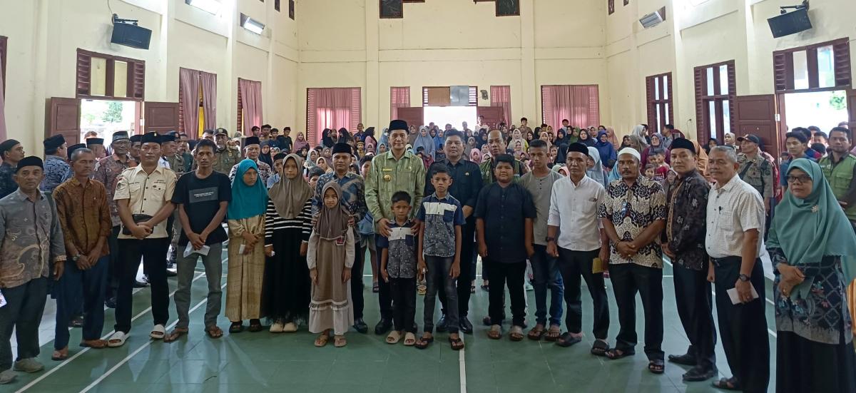 Bupati Aceh Selatan Turun Gunung Salur Santunan Anak Yatim