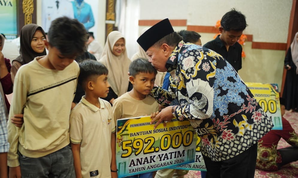 Panjang Umur, Bupati Nagan Raya Serahkan Bantuan Rp 1 M lebih kepada 1.832 Anak Yatim