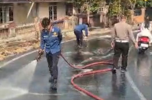Cegah Kecelakaan Beruntun, Satlantas dan Damkarmat Lampung Selatan Bersihkan Tumpahan Solar di Jalan Raya