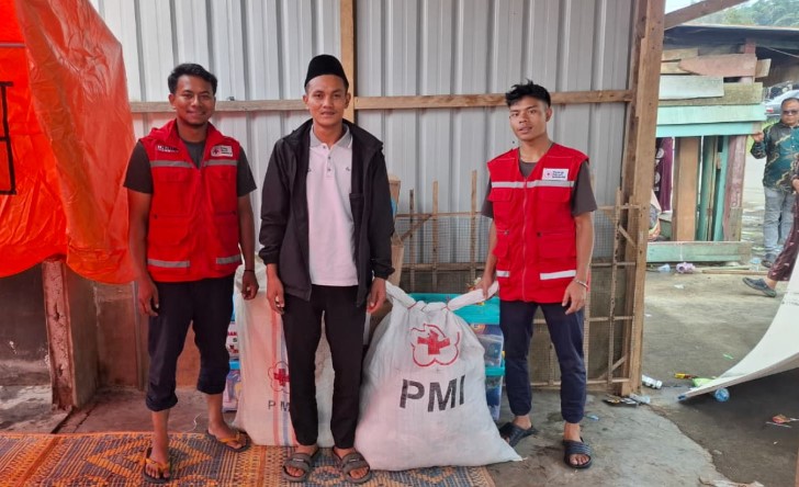 PMI Bener Meriah Salurkan Bantuan Masa Panik untuk Korban Kebakaran di Desa Seni Antara
