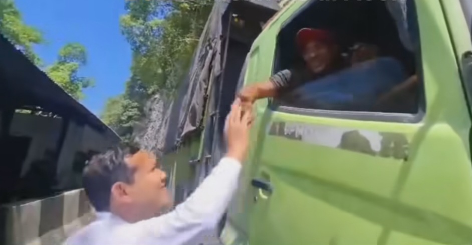 Berbalik Aksi dan Viral, Wagub Aceh Kasih Uang Makan Untuk Sopir Truk Plat BK di Gureutee