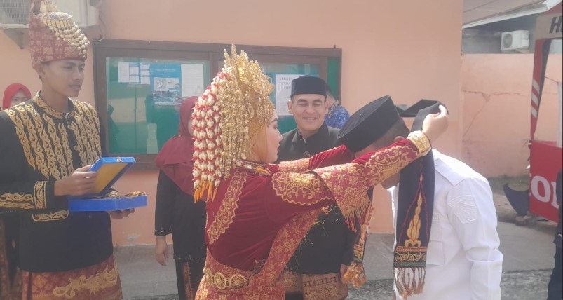 Sekda Aceh Selatan dikalungi Syal dan sumbang Rp 5 juta,  ajang FIBETA II SMAN I Samadua bergulir,