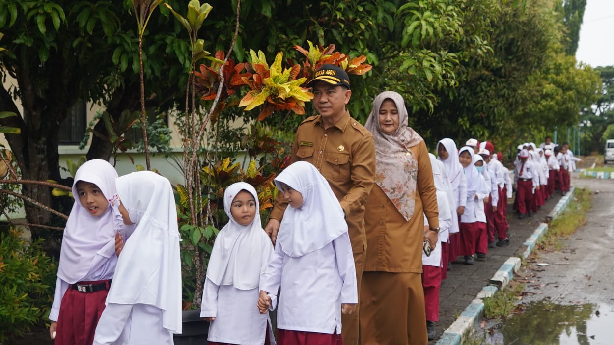 Hari Pertama Masuk Sekolah, Siswa SD Senang Bertemu Plt Sekda Abdya