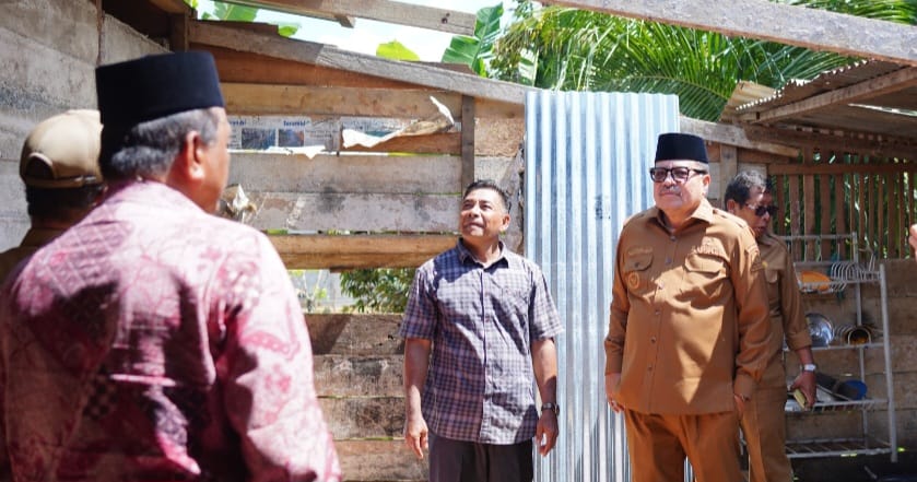 Bupati TRK Serahkan Bantuan Tunai Rp.21 Juta kepada Korban Angin Kencang di Seunagan Timur dan Beutong