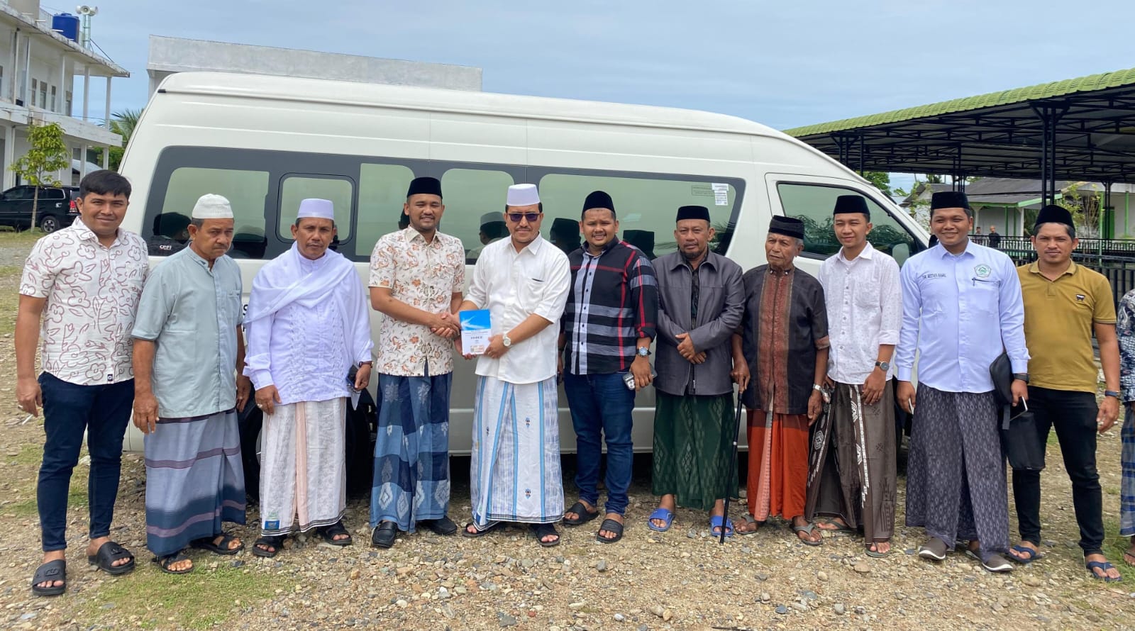 Anggota DPR-RI Serahkan Mobil Operasional Untuk Ulama Kharismatik Aceh Abuya Syech H Amran Waly Al Khalidi