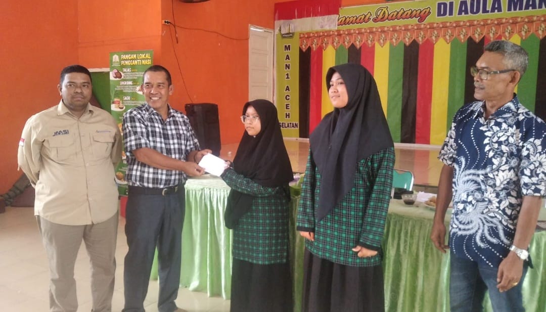 2 Siswi MAN I Aceh Selatan Penulis Karya Jurnalis Terbaik Workshop Berbasis Kulirikum Cinta 2025