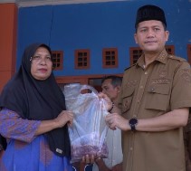 Mirwan MS Distribusi 4.090 paket Paket Daging Meugang  Presiden untuk 11 Kecamatan, terakhir di Samadua