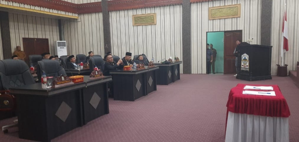 Aneh dan tak Lazim, Bupati Oyon Hadir di DPRK tapi tidak Masuk Ruang Rapat Paripurna