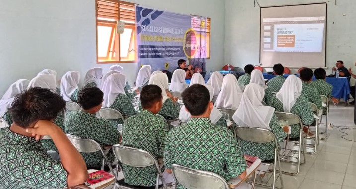 Siswa SMAN 1 Trumon Aceh Selatan digembleng Sosialisasi Jurnalistik Penangkal Hoax kalangan Remaja