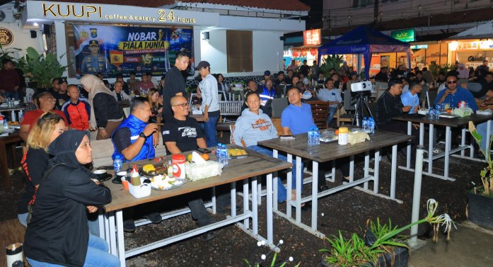 Nonton Piala Dunia 2026 Bareng Kapolda Lampung,  Semarak Menyatukan Mahasiswa, Warga hingga Ojol