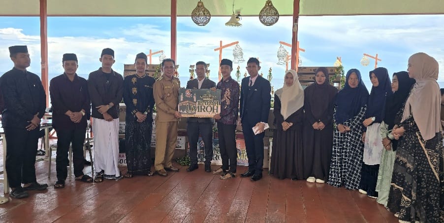 Wakil Bupati Aceh Selatan Serahkan 8 Hadiah Umroh Disponsori Café Alifa land SBB Labuhanhaji