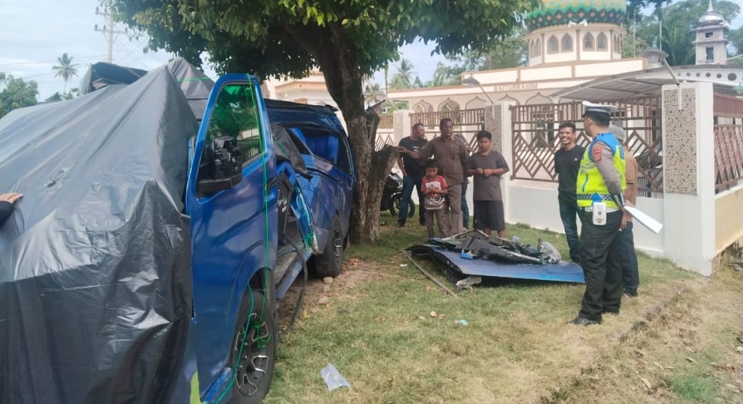 Diduga Kecepatan “Tinggi” Toyota Hiace Tabrakan dengan Truk Fuso di Aceh Selatan, 5 Penumpang Terluka
