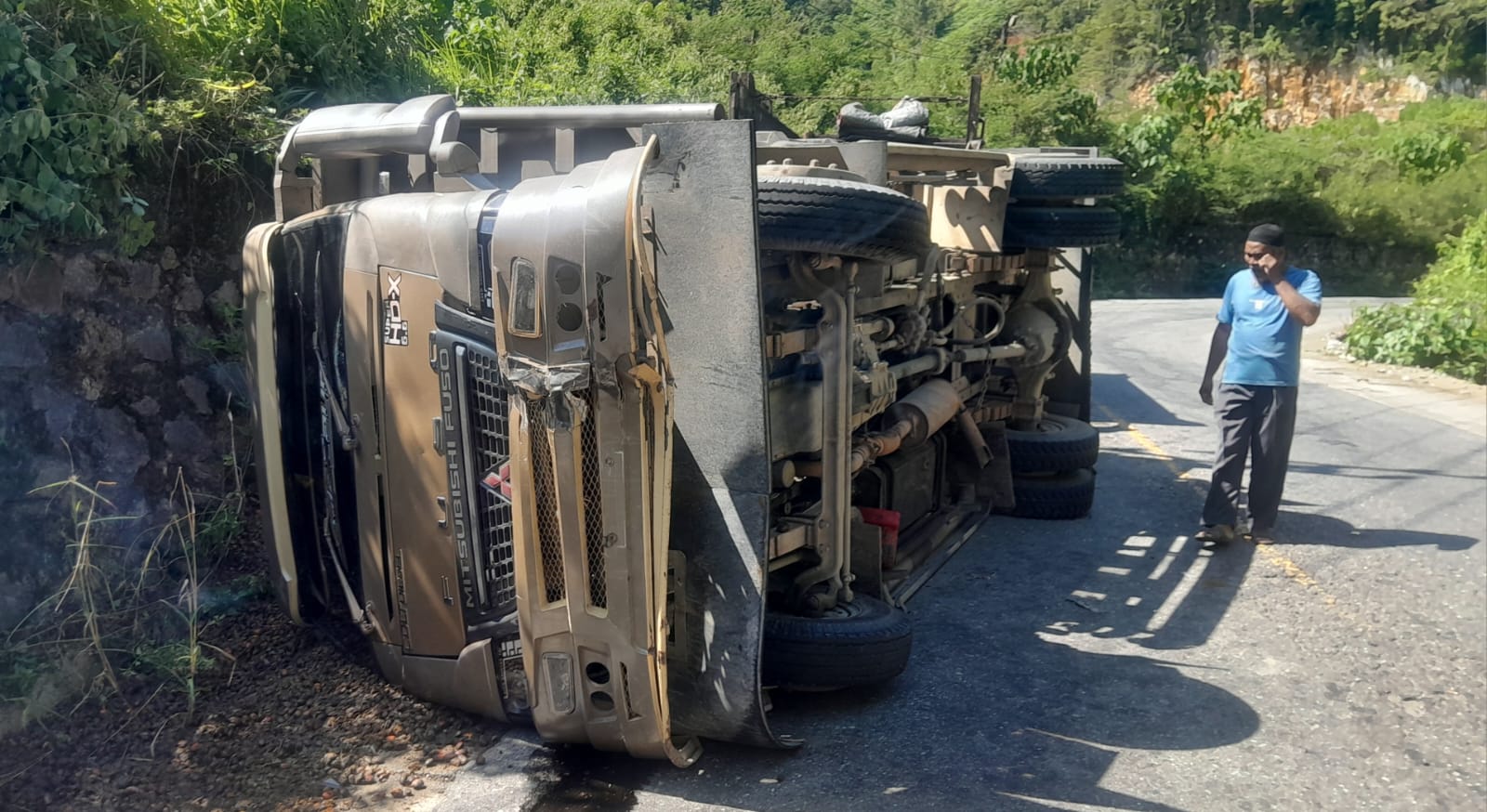 Terleyak, Truk Pengangkut Ton Kernel Sawit Terbalik di Gunung Kliet Sawang Aceh Selatan