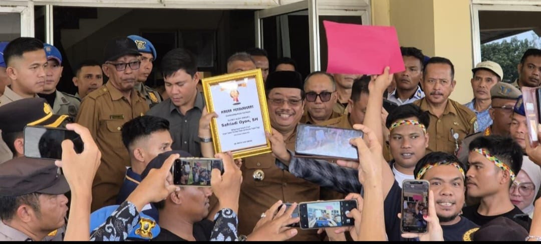 Soroti Kinerja Pemerintah Daerah, Ratusan Massa FORMAT Gelar Aksi Usung Keranda di Kantor Bupati Aceh Singkil