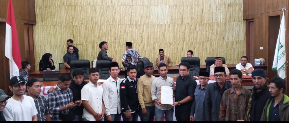 Puluhan Massa Geruduk DPRK Bener Meriah,  Desak Pansus Dugaan Mark Up Sapi Meugang Rp.4,5 M