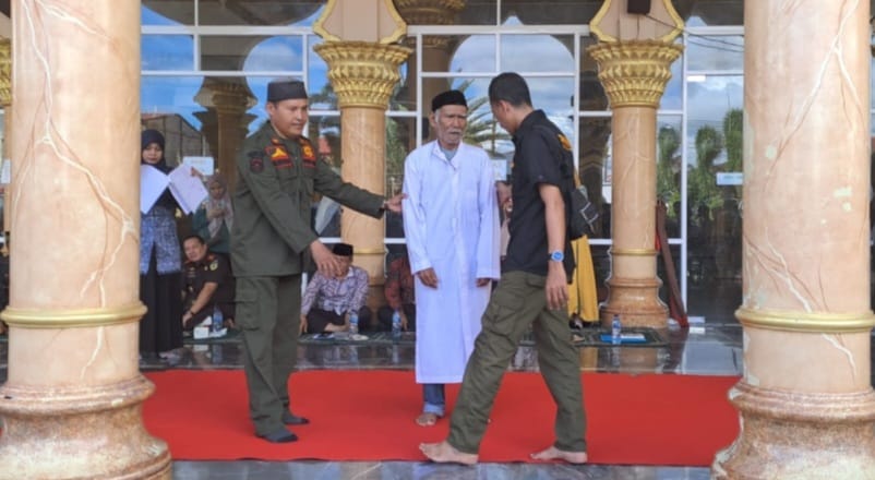 10 Terpidana Pelanggar Syariat Islam, Dieksekusi Cambuk di Masjid Agung Tapaktuan