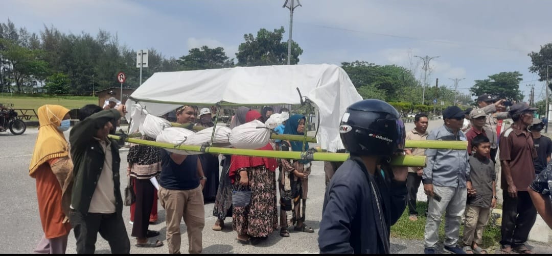 Sedot Perhatian Publik, Massa Gotong Keranda Mayat Temui Bupati Aceh Singkil