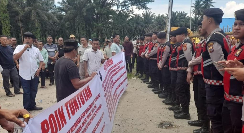 Bom-bom!! Unras Di PT Socfindo, Orasi Mahasiswa Sebut Ada Dugaan Kemitraan Bupati Dengan Perusahaan